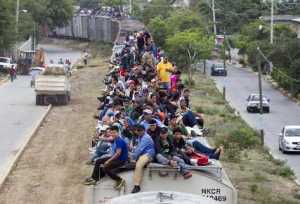 Inmigrantes centroamericanos viajando sobre un tren